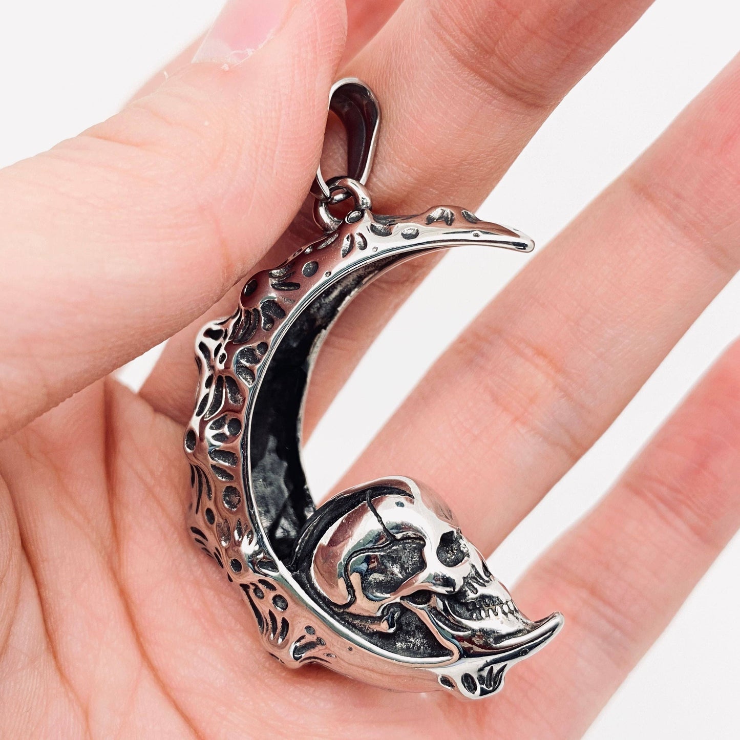 Moon-shaped Pirate Skull Stainless Steel Pendant -MJ/MNP/GT: Single pendant