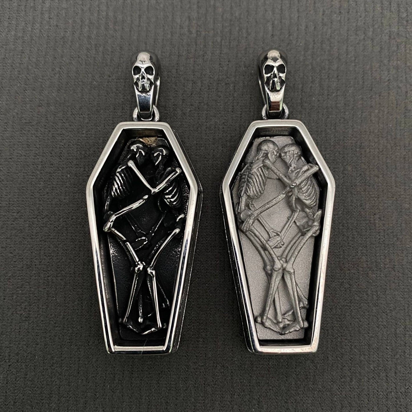 Stainless Steel Skeleton Couple In Coffin Craft Pendant - MJ/MNP/GT: Gray