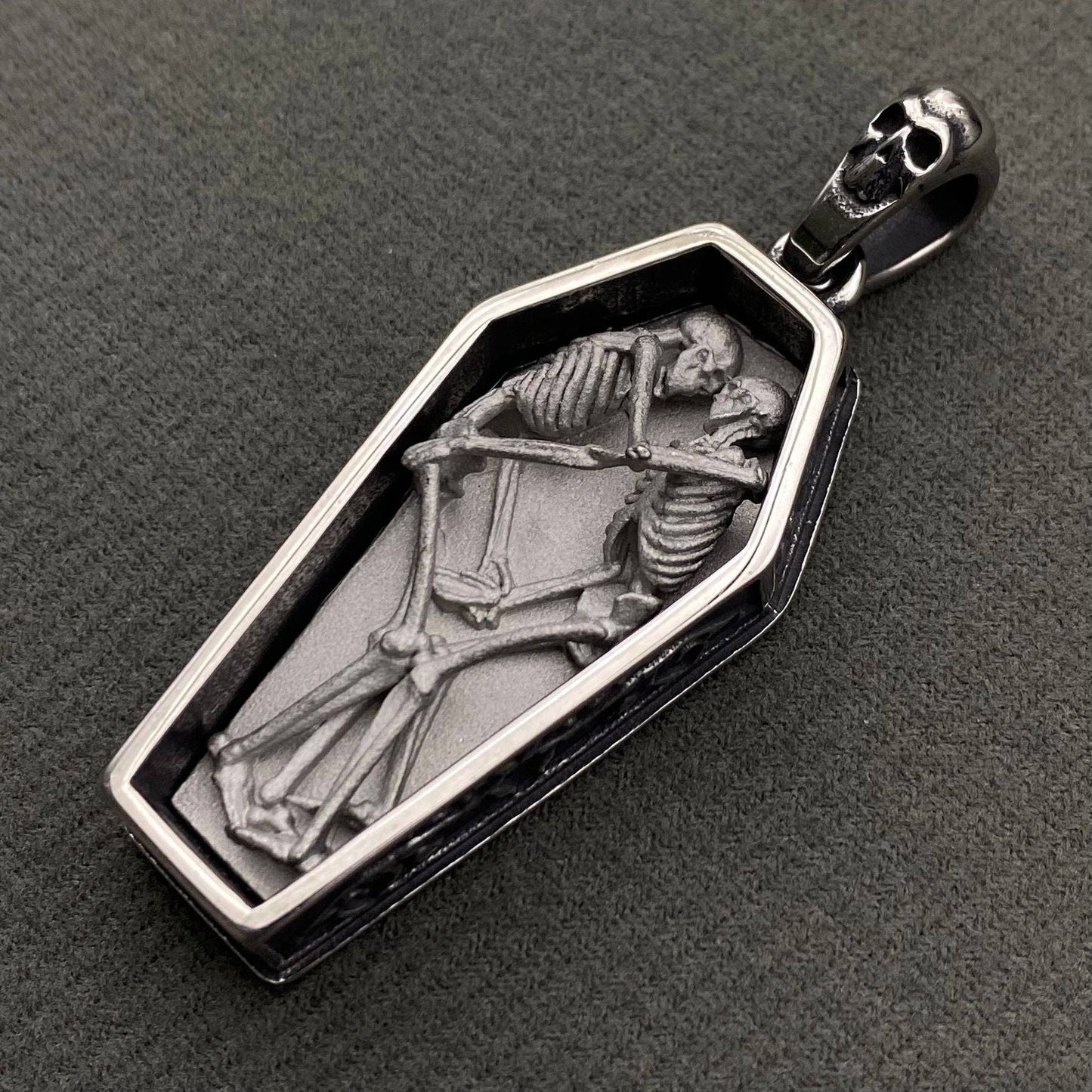 Stainless Steel Skeleton Couple In Coffin Craft Pendant - MJ/MNP/GT: Gray