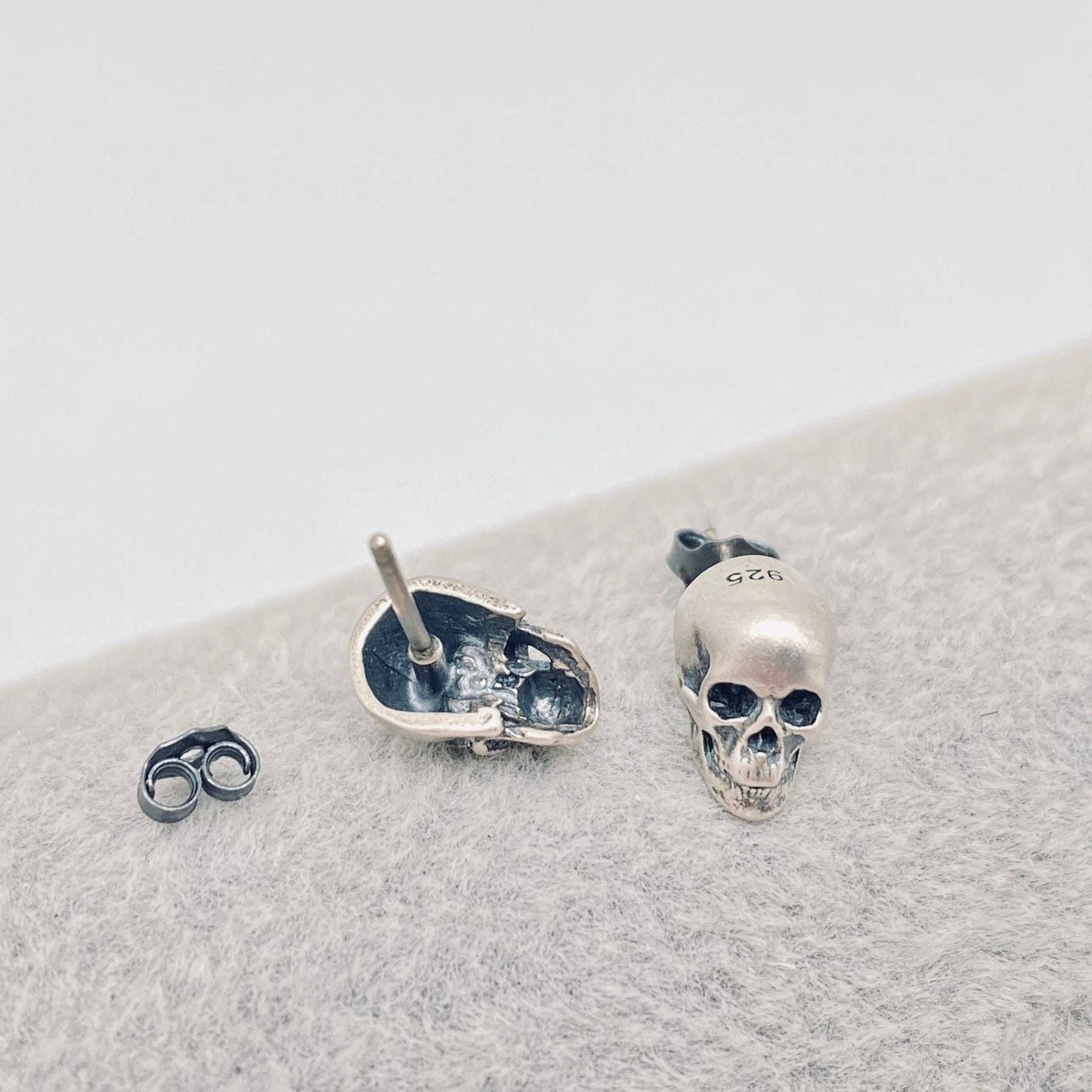 S925 Sterling Silver Gothic Skull Stud Earrings - GT: 1 pair